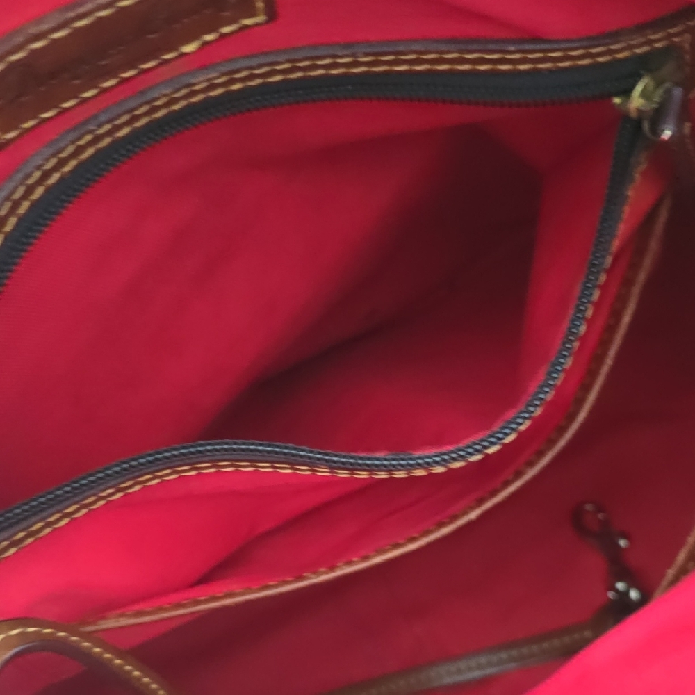 Elegant Two-Tone Leather Handbag - Picture 14 of 16
